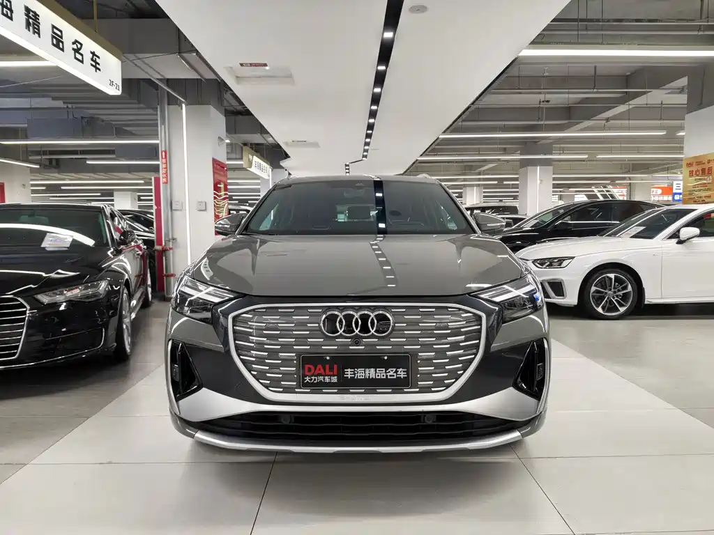 Audi Q4 e-tron — фото 2