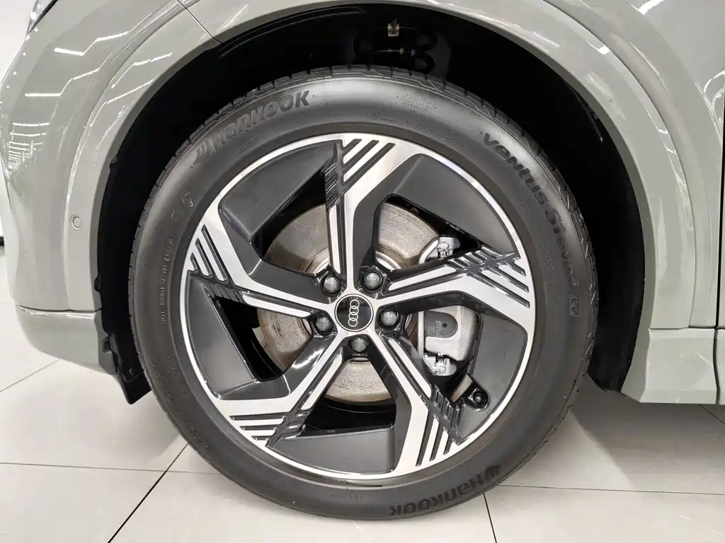 Audi Q4 e-tron — фото 11
