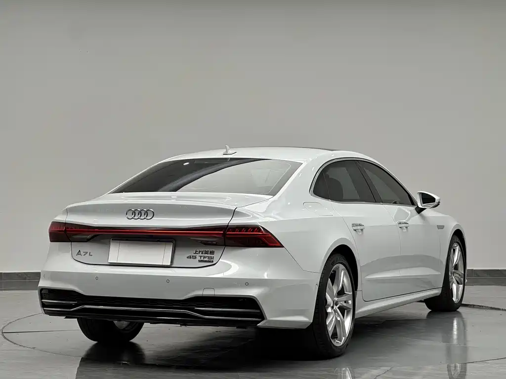 Audi A7L — фото 8