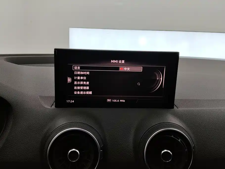 Audi Q2L e-tron — фото 13