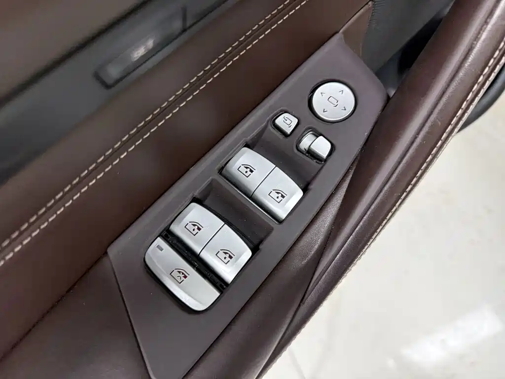BMW 5 Series New Energy — фото 10