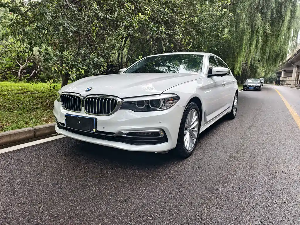 BMW 5 Series — фото 1
