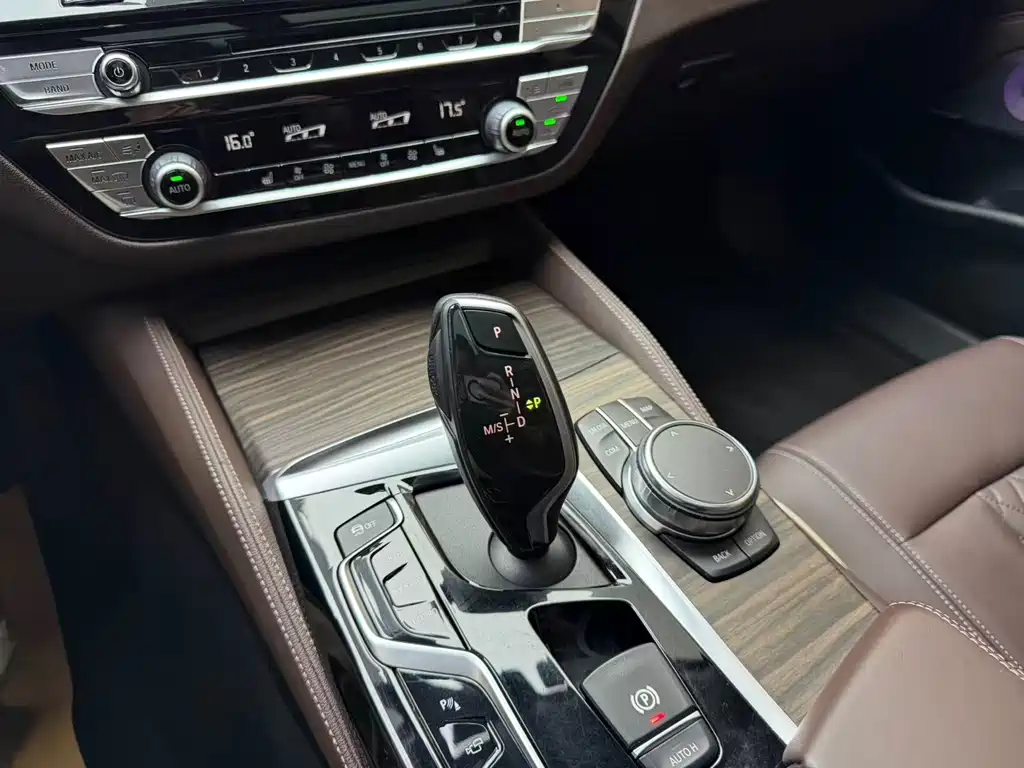 BMW 5 Series — фото 10
