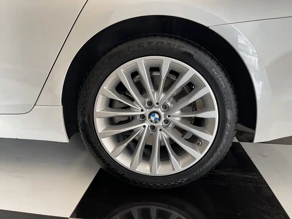 BMW 5 Series — фото 11