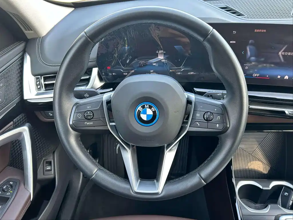 BMW iX1 — фото 10