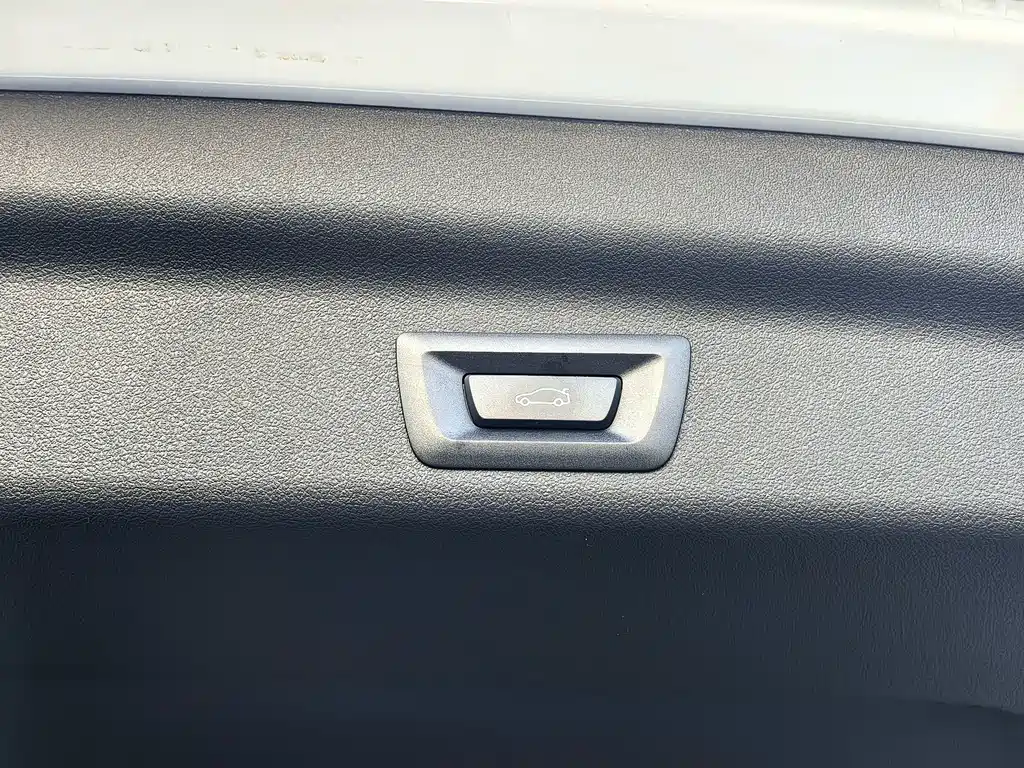 BMW iX1 — фото 17