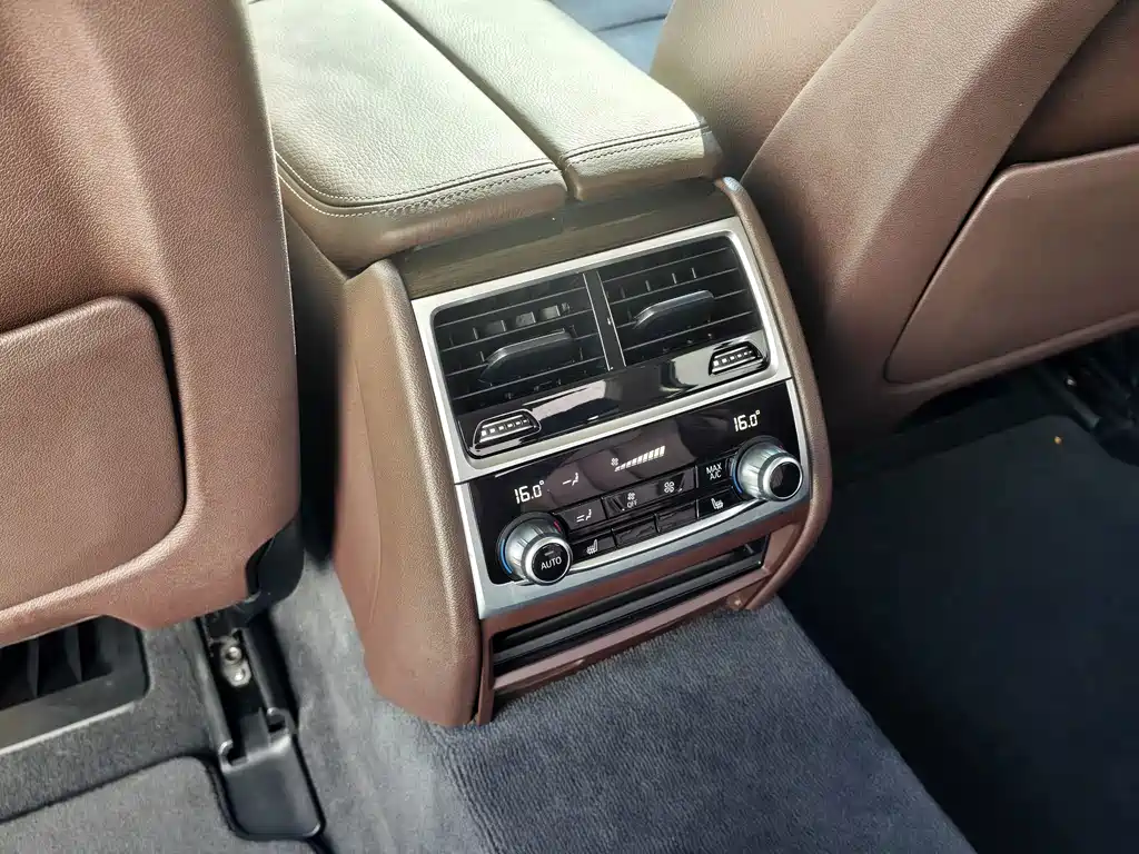 BMW 7 Series — фото 11