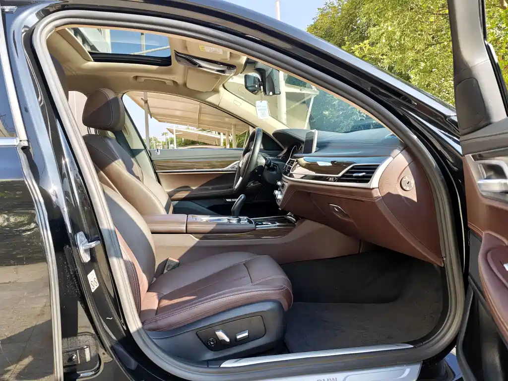 BMW 7 Series — фото 13