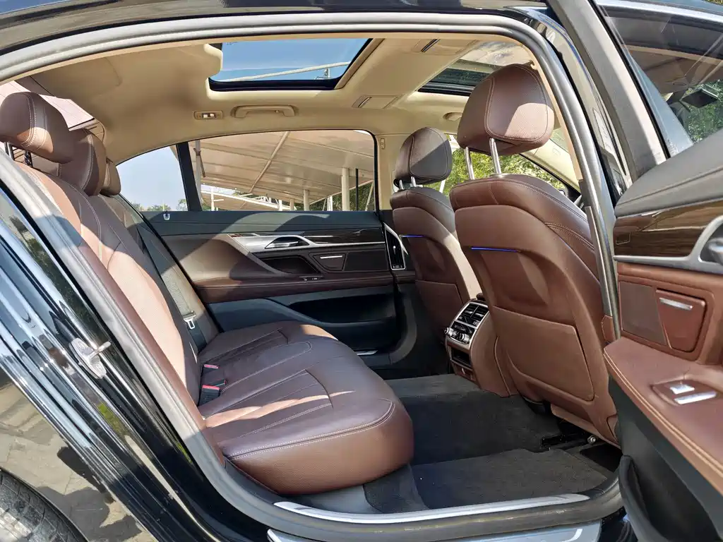 BMW 7 Series — фото 14