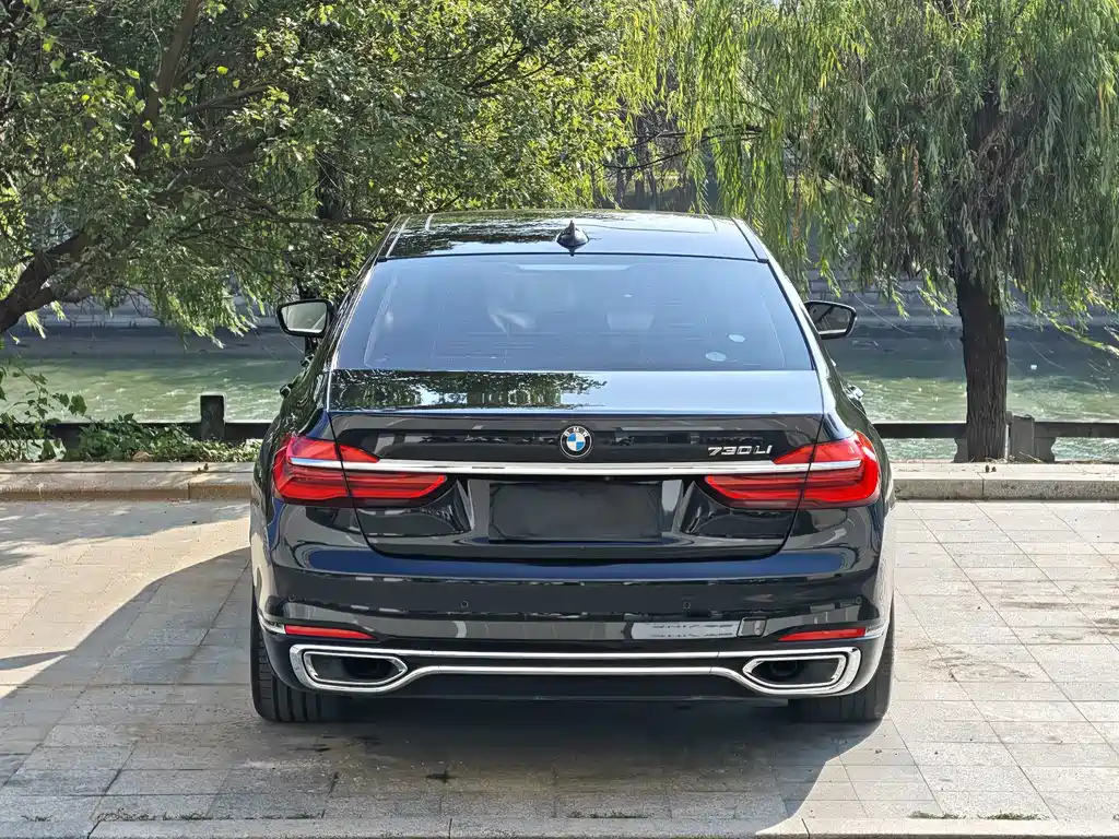 BMW 7 Series — фото 18