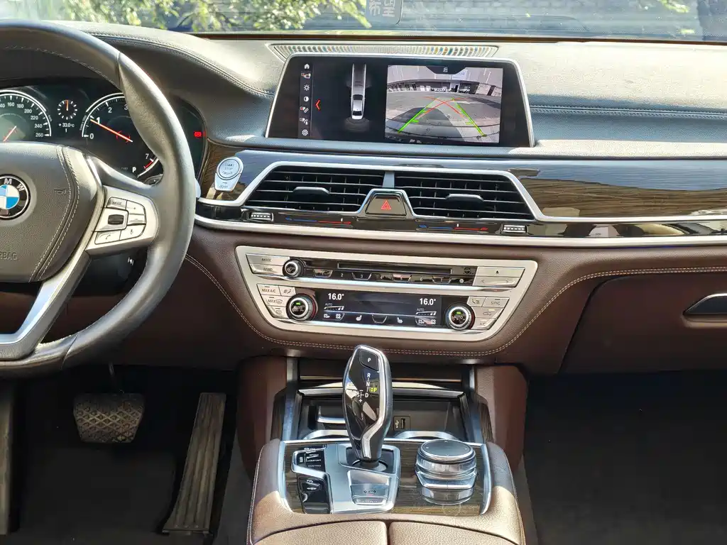 BMW 7 Series — фото 10