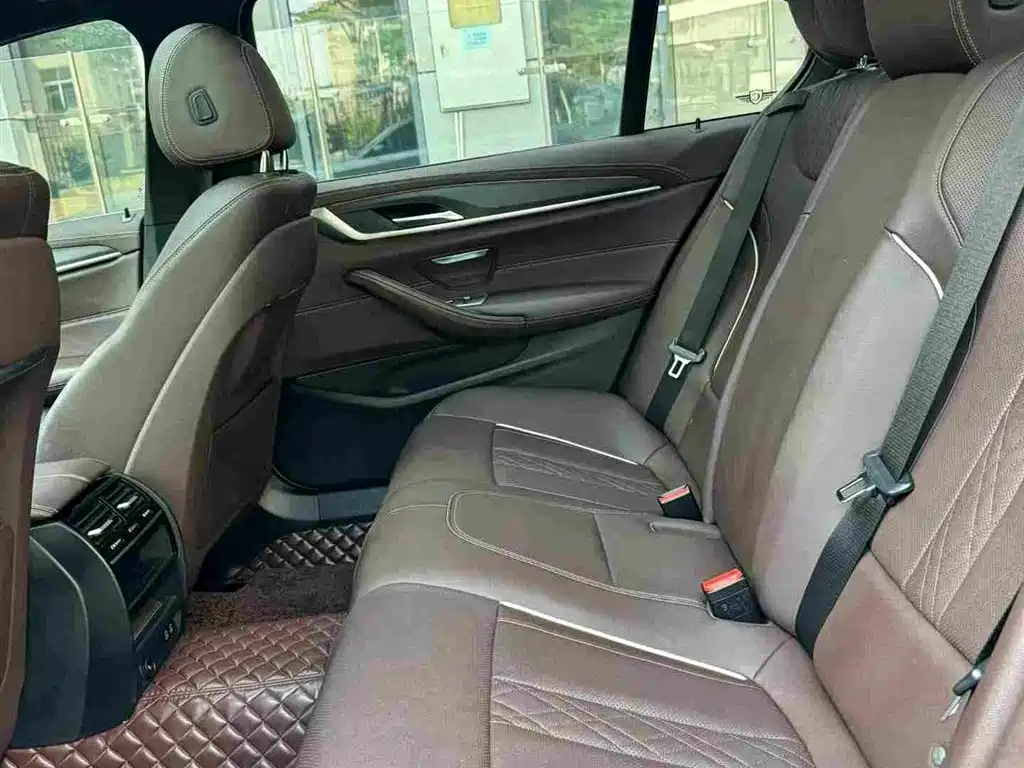 BMW 5 Series — фото 10