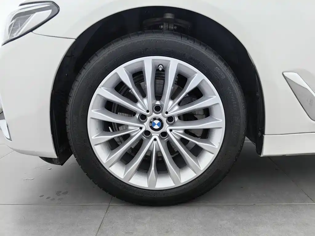 BMW 5 Series — фото 17