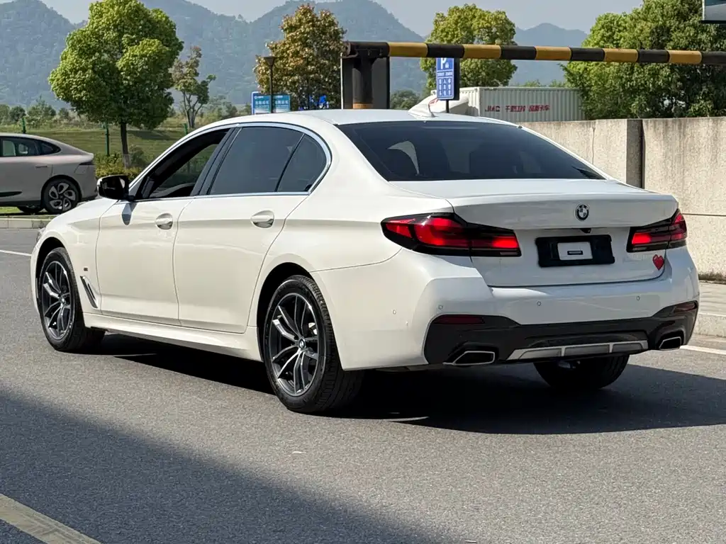 BMW 5 Series — фото 6