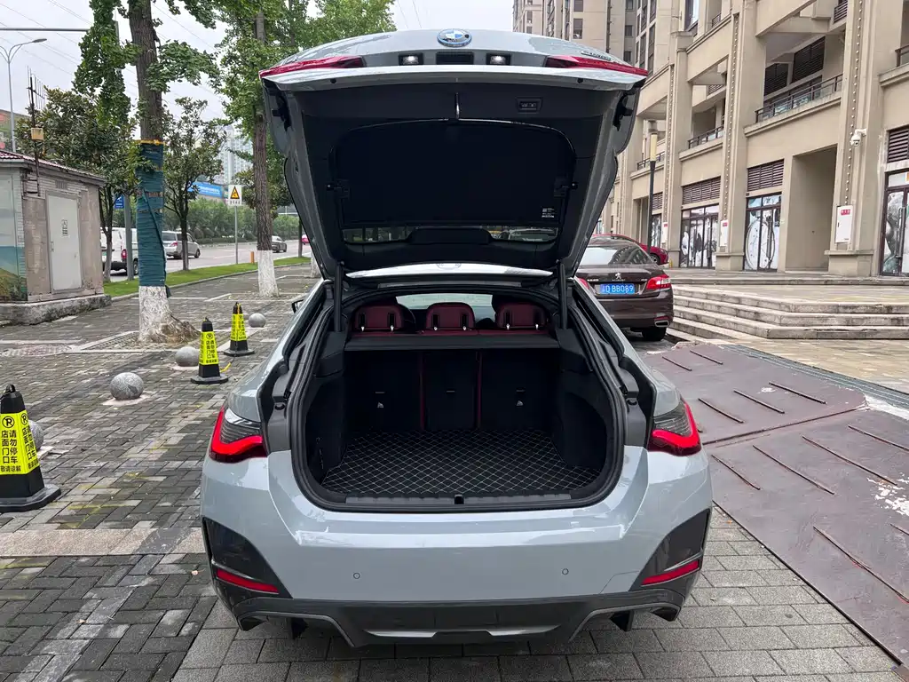 BMW i4 — фото 8