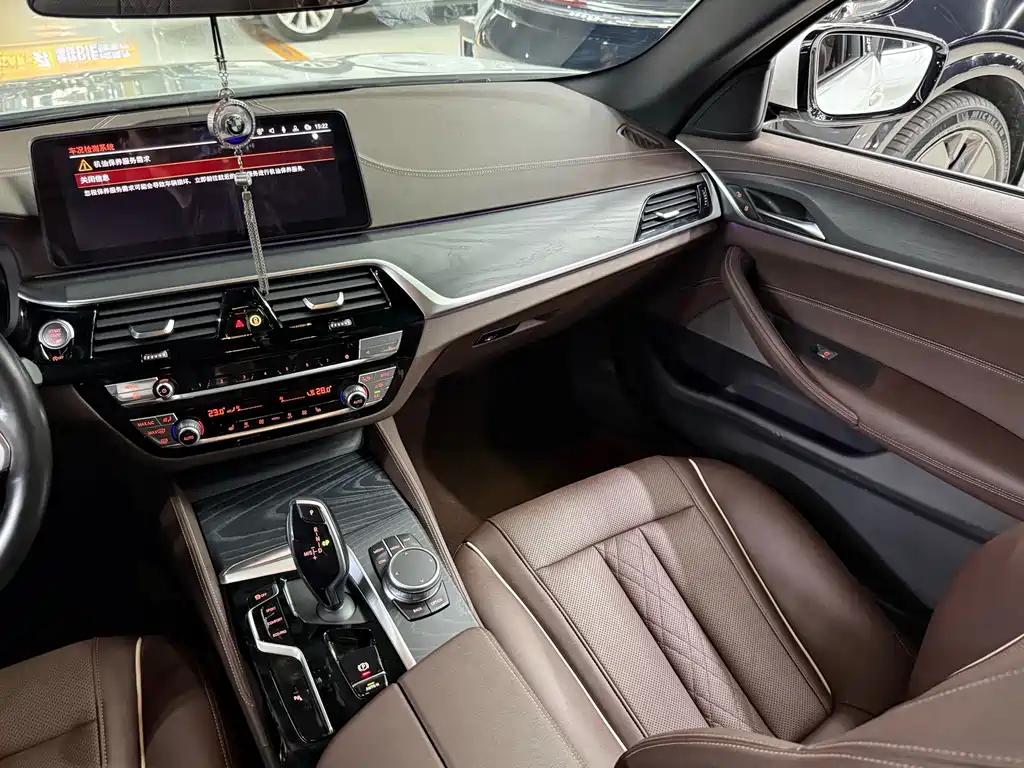 BMW 5 Series — фото 11