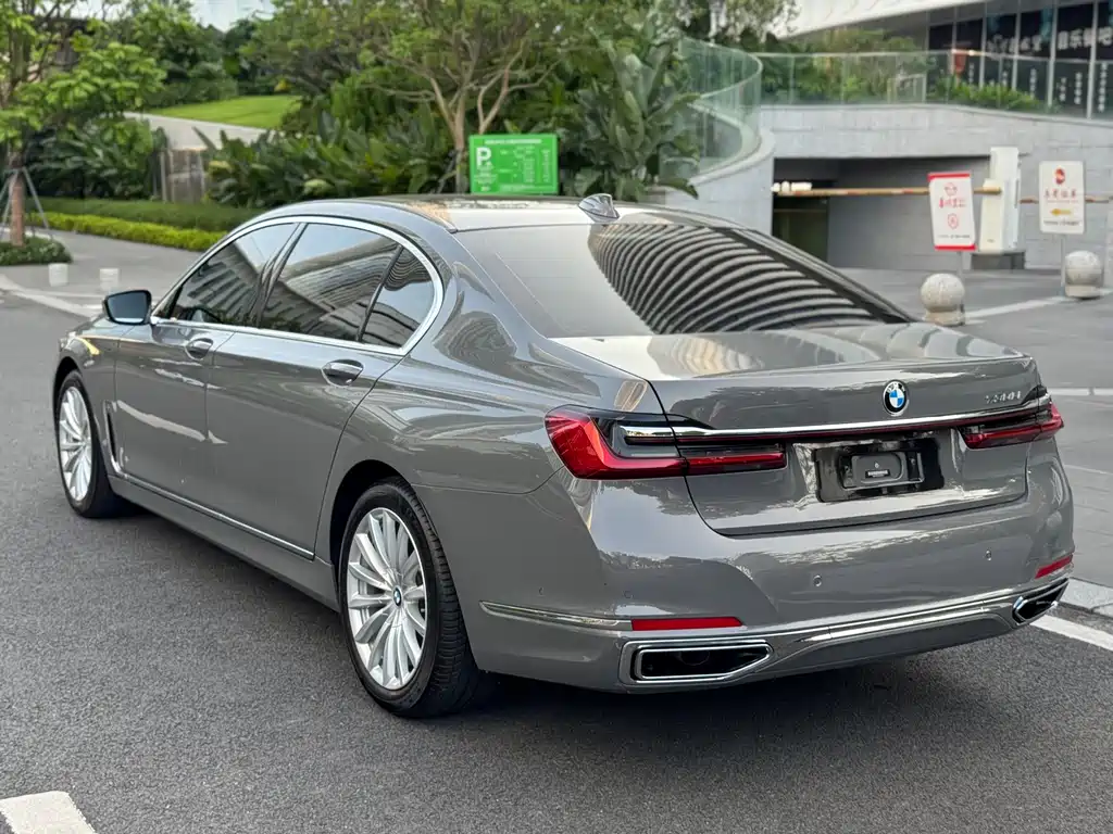 BMW 7 Series — фото 10