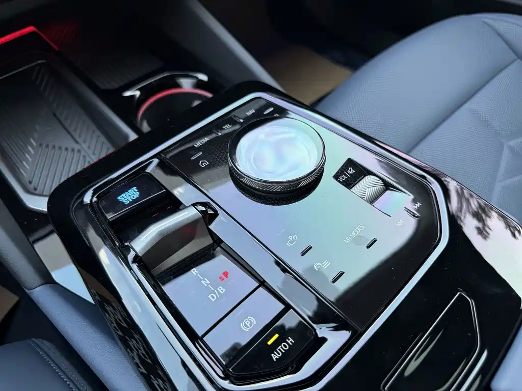 BMW i5 — фото 16