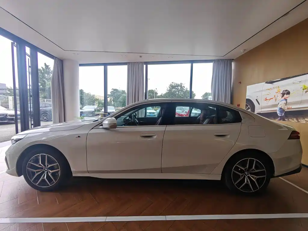 BMW i5 — фото 3