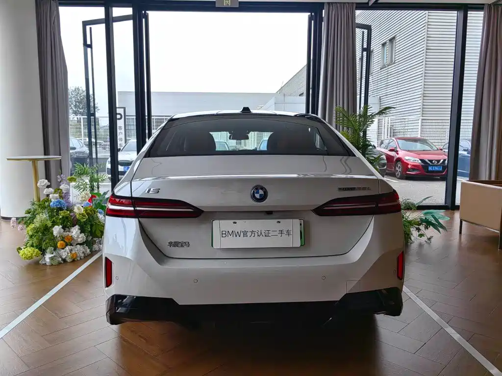 BMW i5 — фото 5