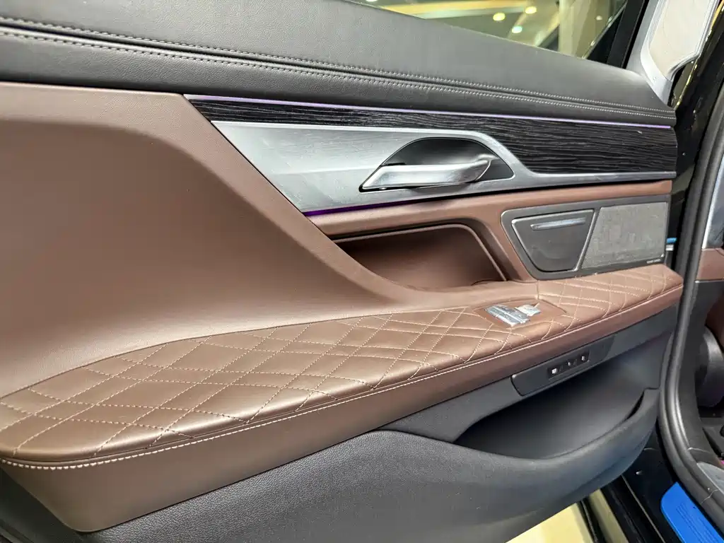 BMW 7 Series — фото 13