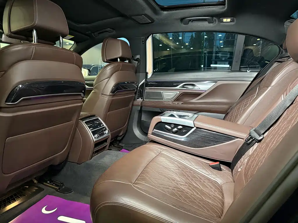 BMW 7 Series — фото 17