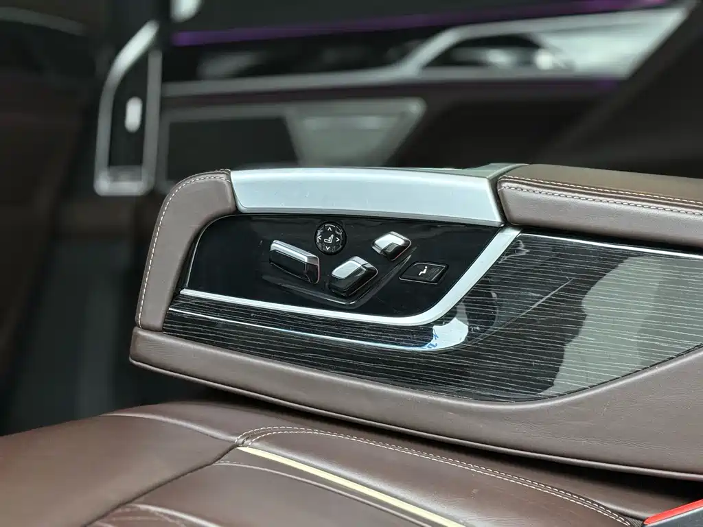 BMW 7 Series — фото 11