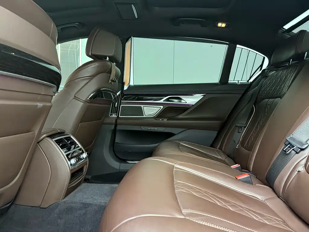 BMW 7 Series — фото 10