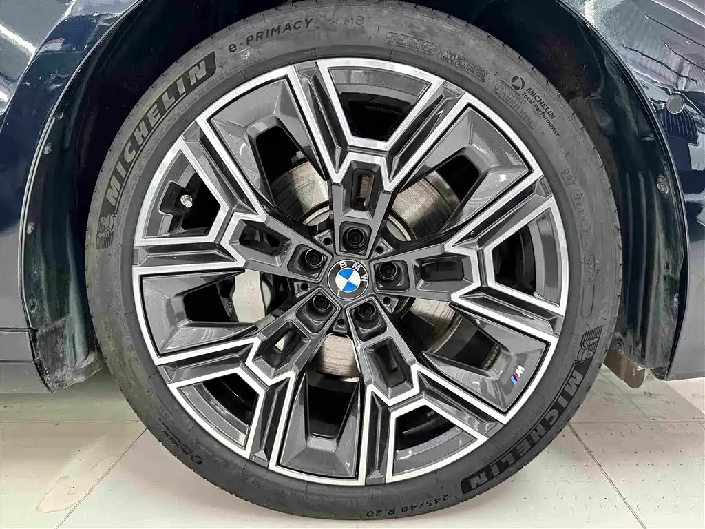 BMW 5 Series — фото 34