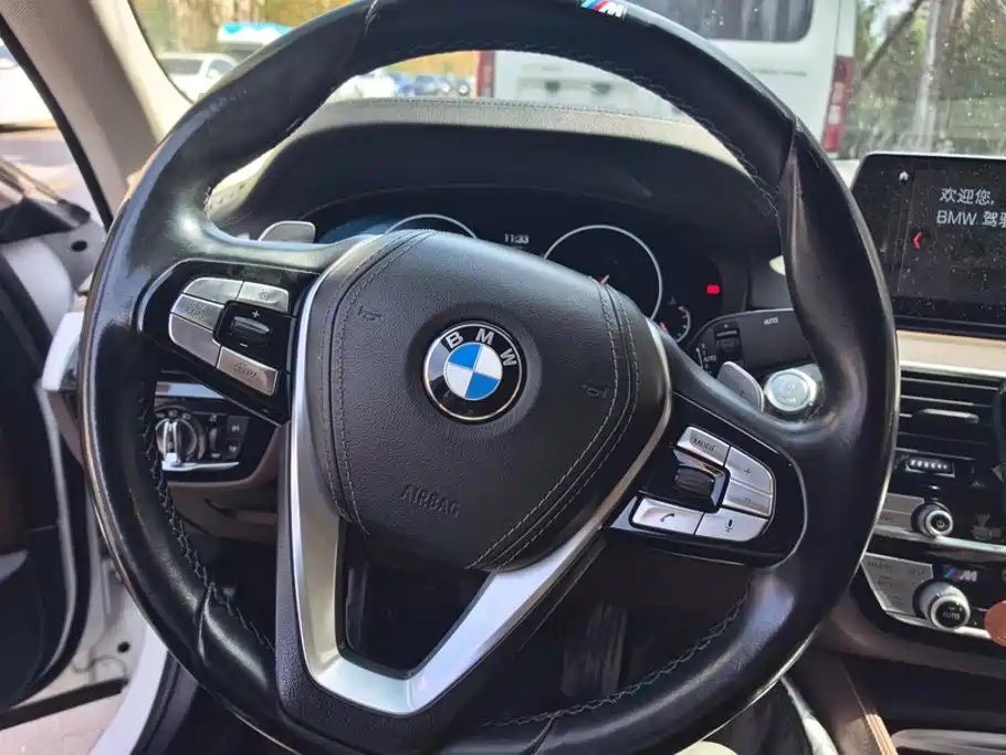 BMW 5 Series — фото 15