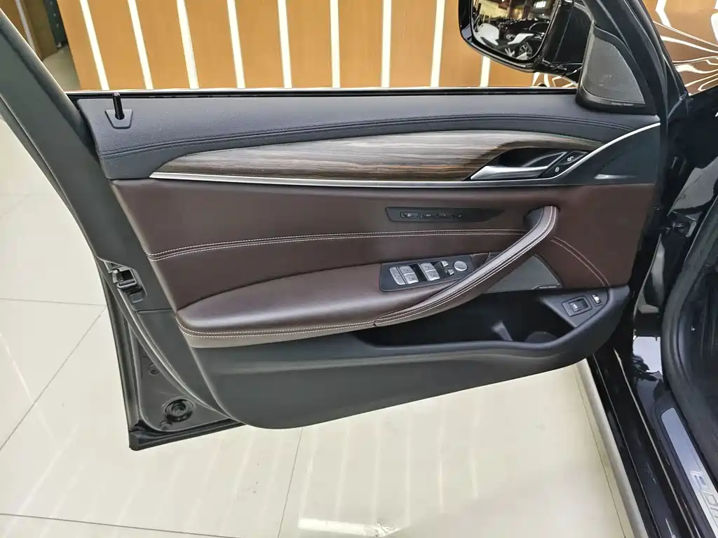 BMW 5 Series New Energy — фото 7