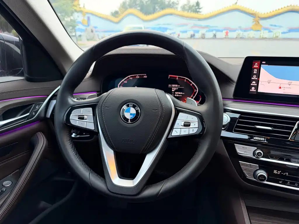 BMW 5 Series — фото 18