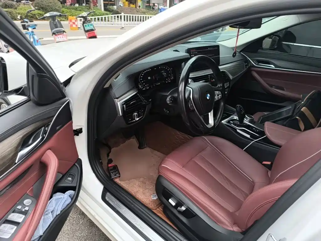 BMW 5 Series — фото 16