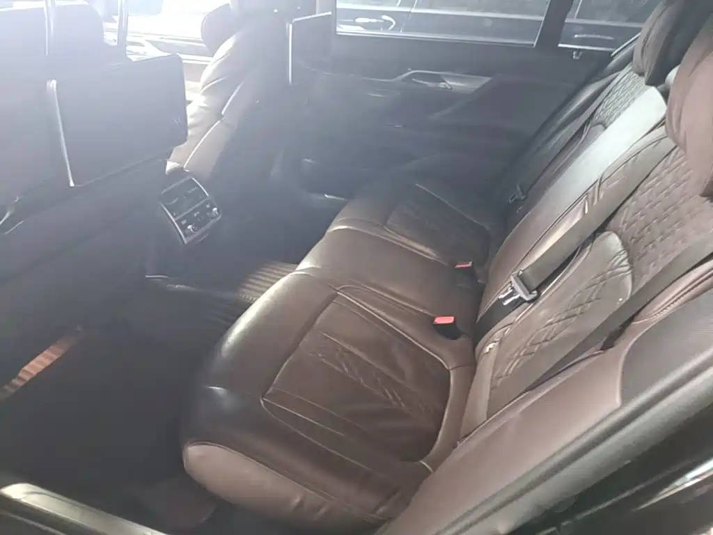 BMW 7 Series — фото 17