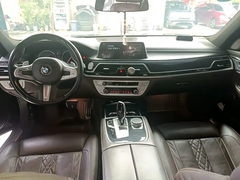 BMW 7 Series — фото 10