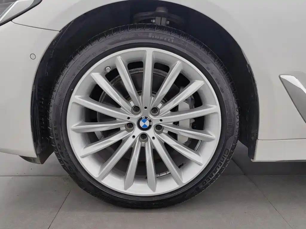 BMW 5 Series — фото 17
