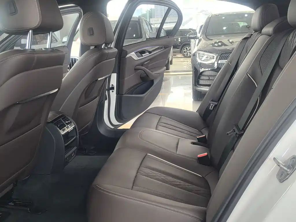 BMW 5 Series — фото 11