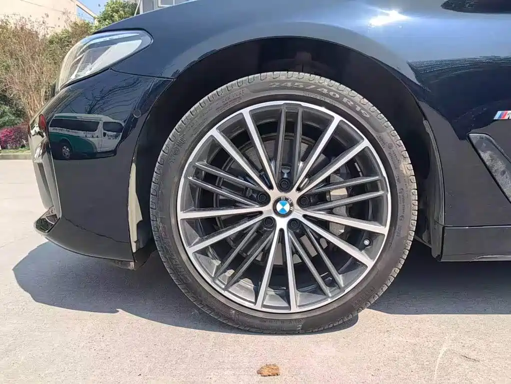 BMW 5 Series — фото 15