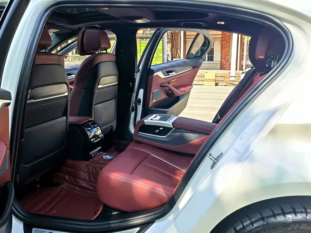 BMW 5 Series — фото 10