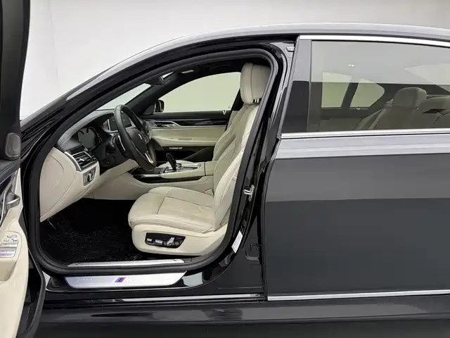 BMW 7 Series — фото 13