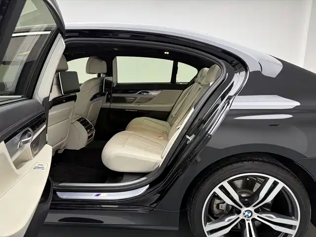 BMW 7 Series — фото 14