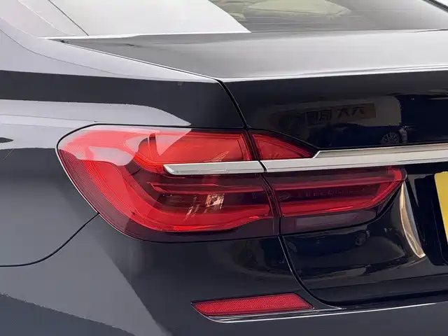 BMW 7 Series — фото 18