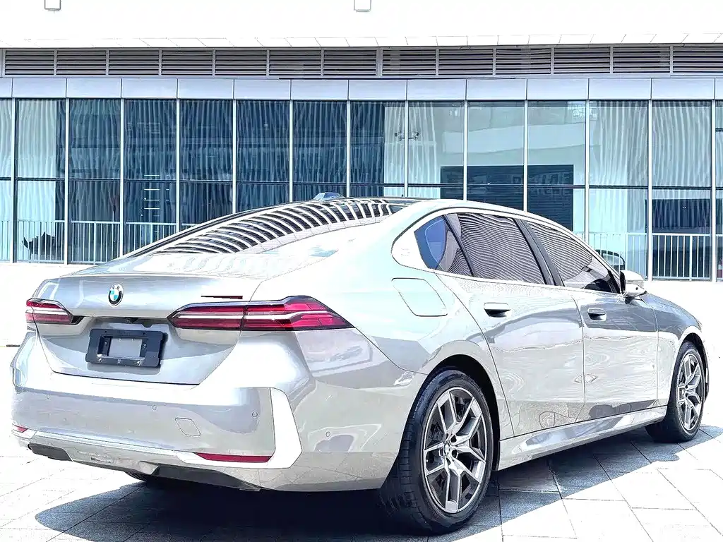 BMW 5 Series — фото 14