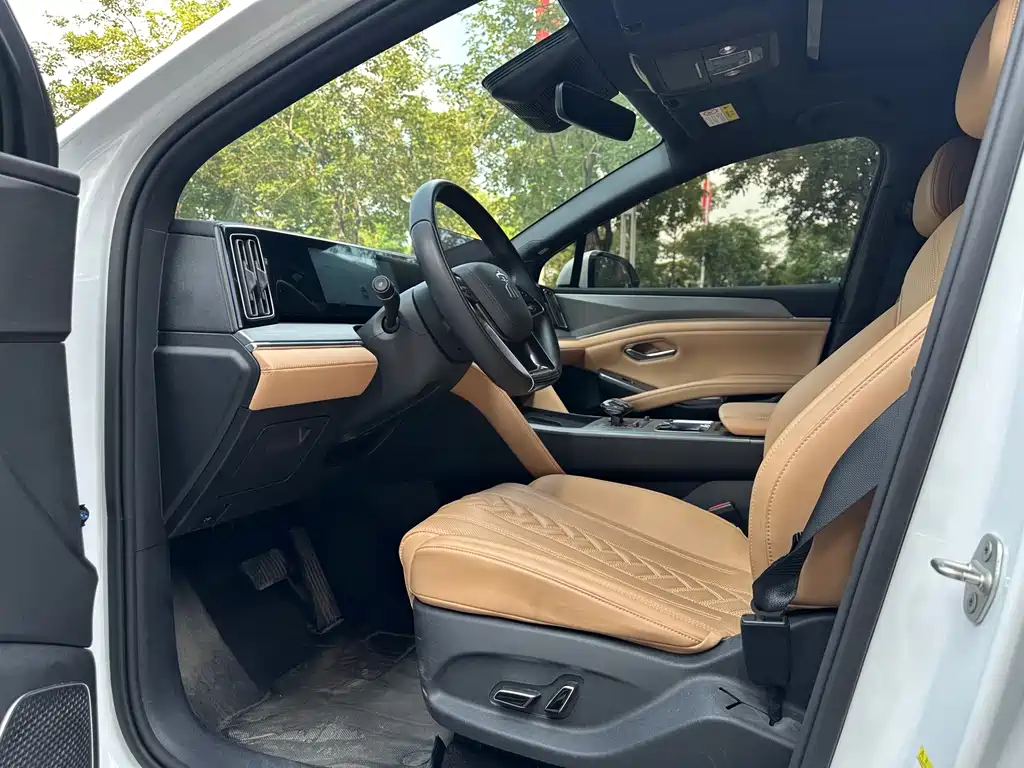 BYD L DM-i — фото 9