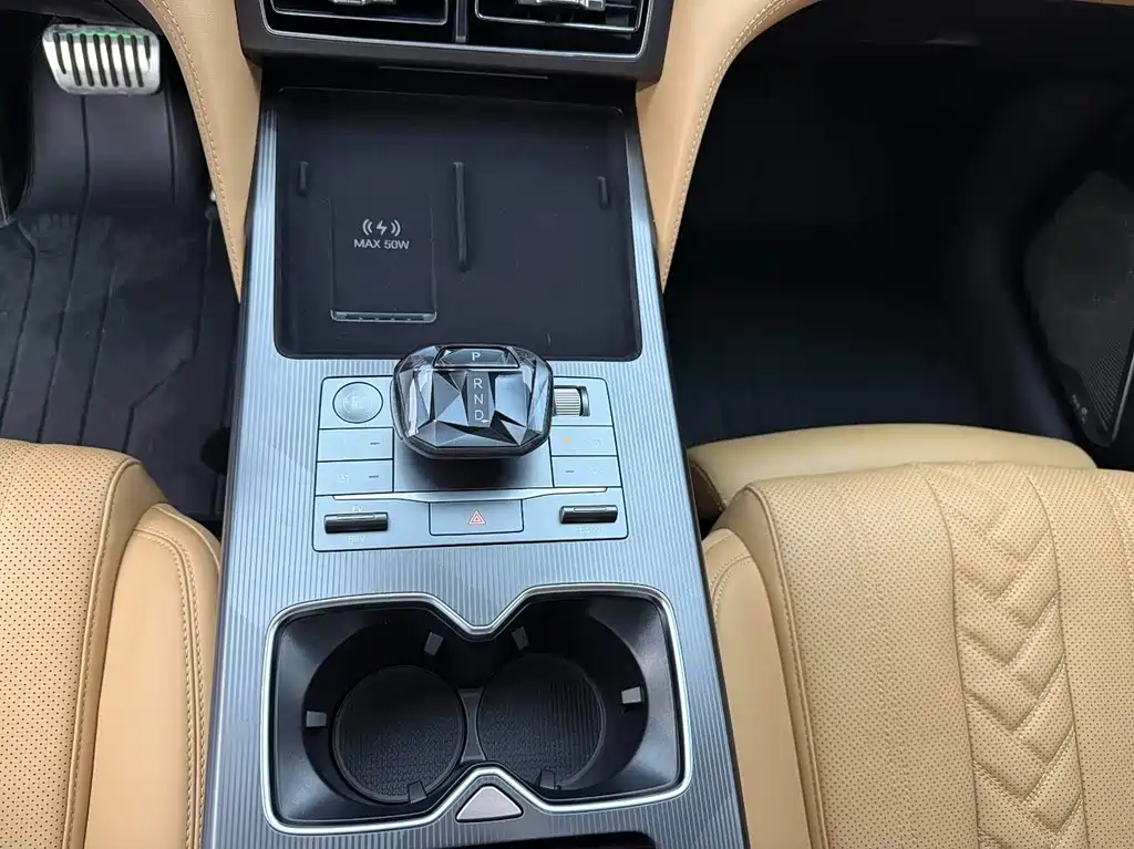 BYD L DM-i — фото 14