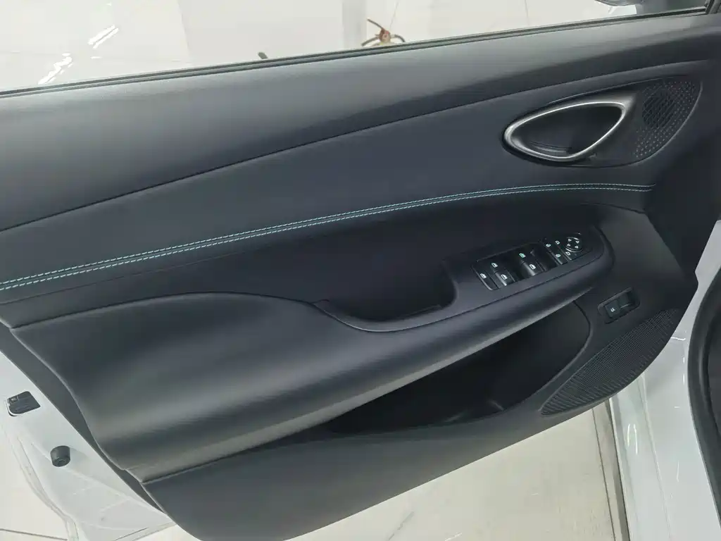 BYD Seal 05 DM-i — фото 13