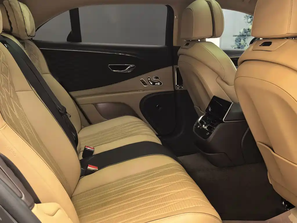 Bentley Flying Spur — фото 17