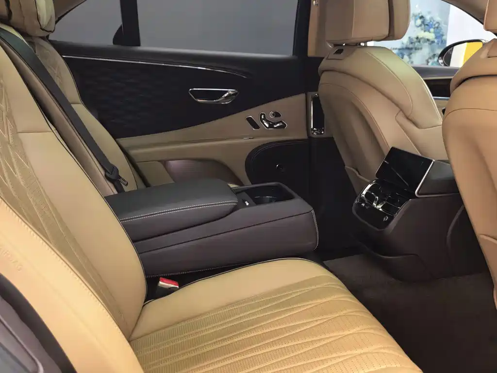 Bentley Flying Spur — фото 18