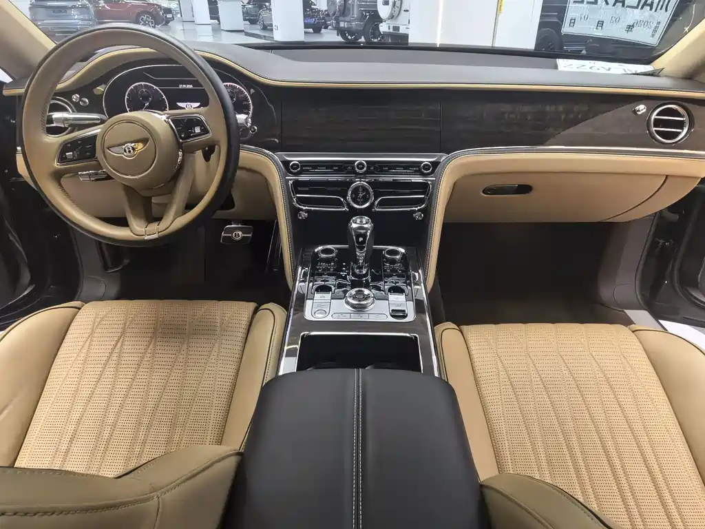 Bentley Flying Spur — фото 19