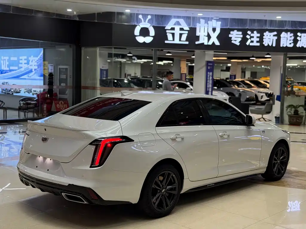 Cadillac CT4 — фото 6